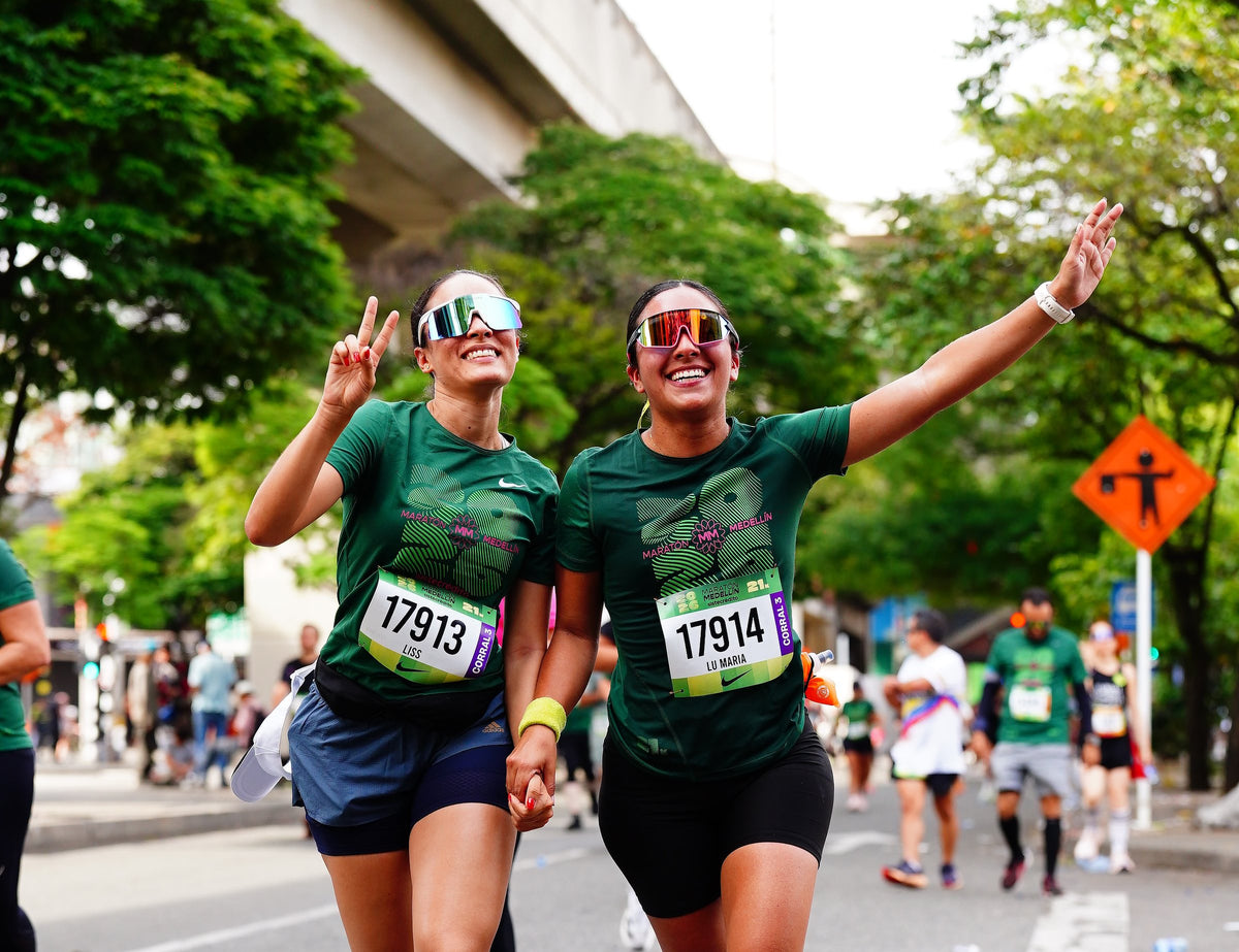 Corredoras de Maratón Medellín celebrando durante la carrera