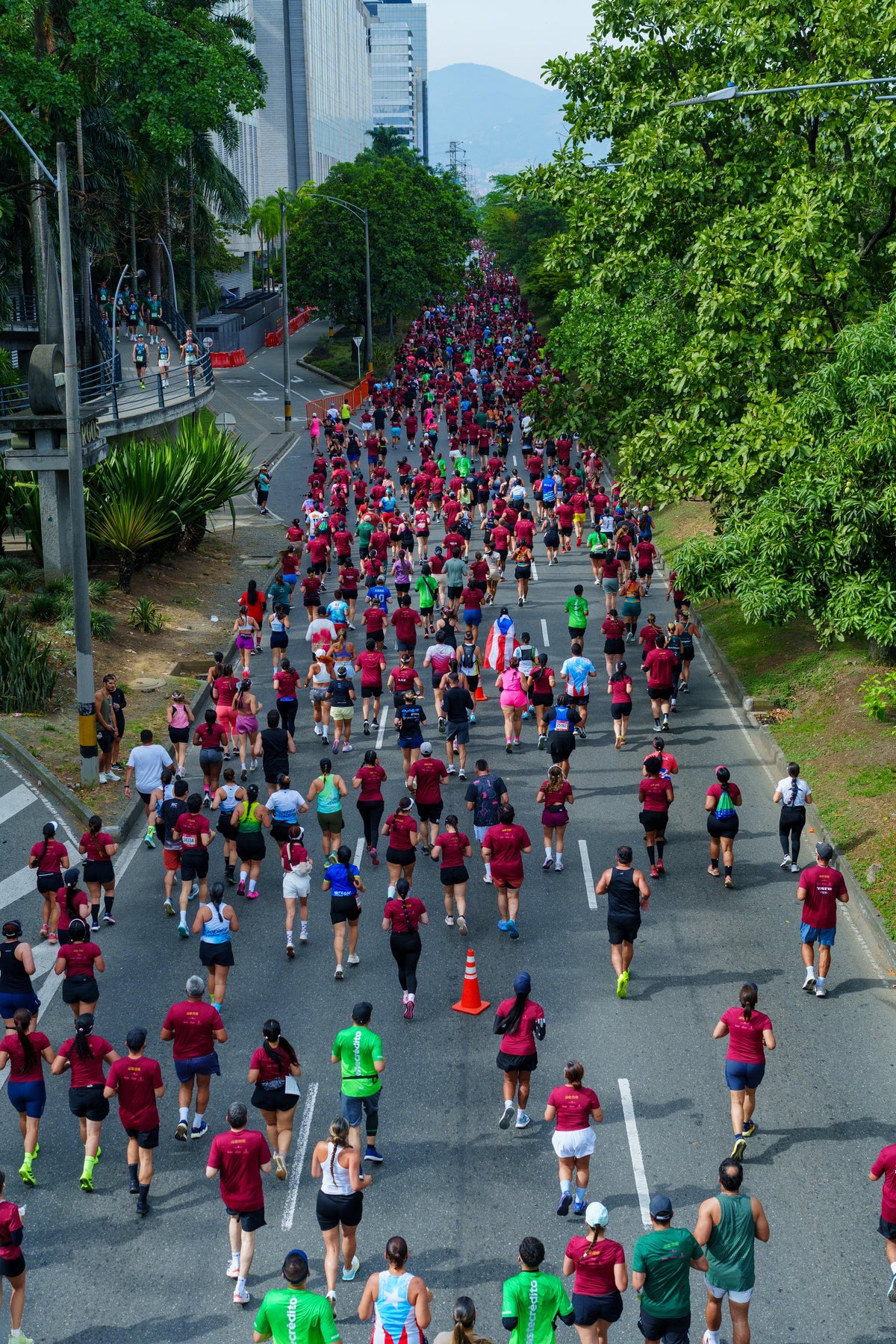Corredores de Maratón Medellín Sistecrédito en una avenida de Medellín